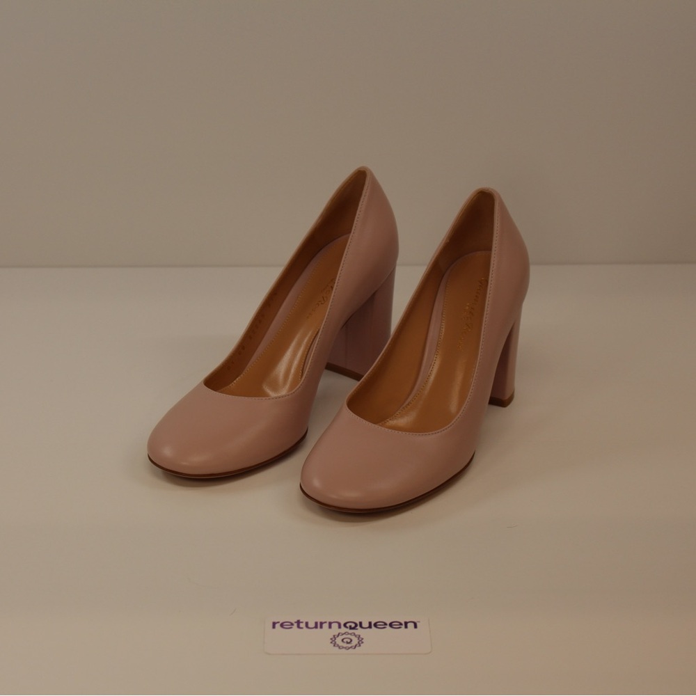 Elegant Gianvito Rossi Milano leather pumps